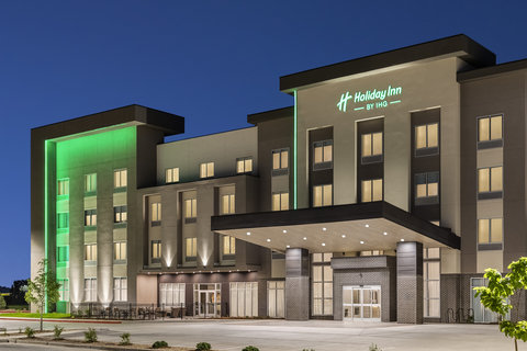 Holiday Inn Commerce City Denver Airport exterior at dusk.