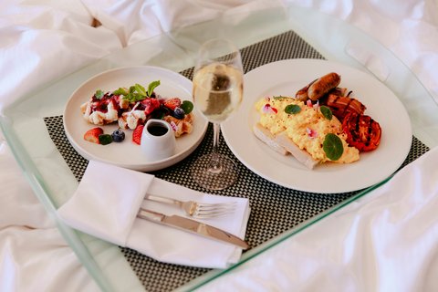 Savour a Delicious In-Room Dining Menu