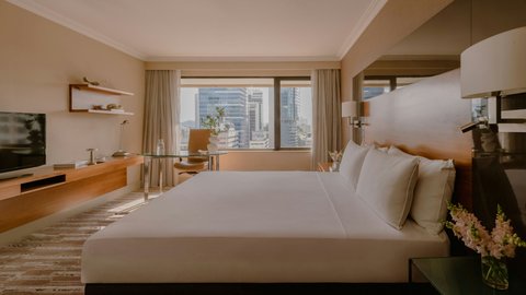 King Classic High Floor Room showing city views