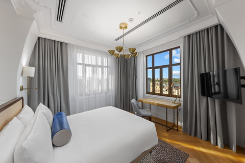 Enjoy Istanbul\'s breathtaking skyline, straight from your desk.