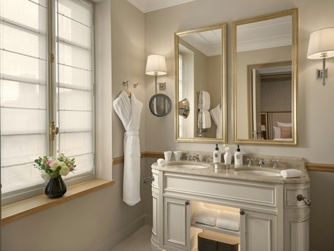 Bathroom @John Athimaritis ()