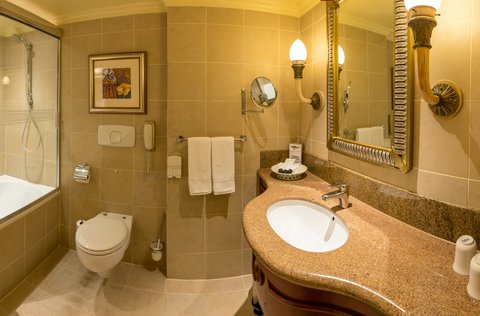 Classic Deluxe Superior bathroom 