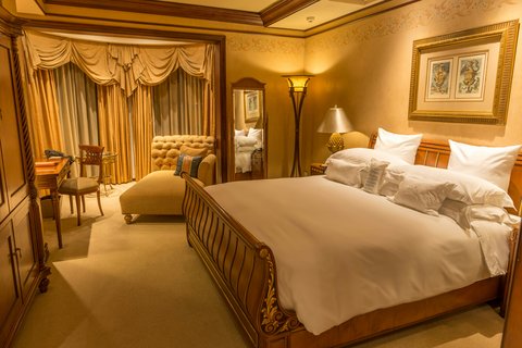 Junior suite bed 