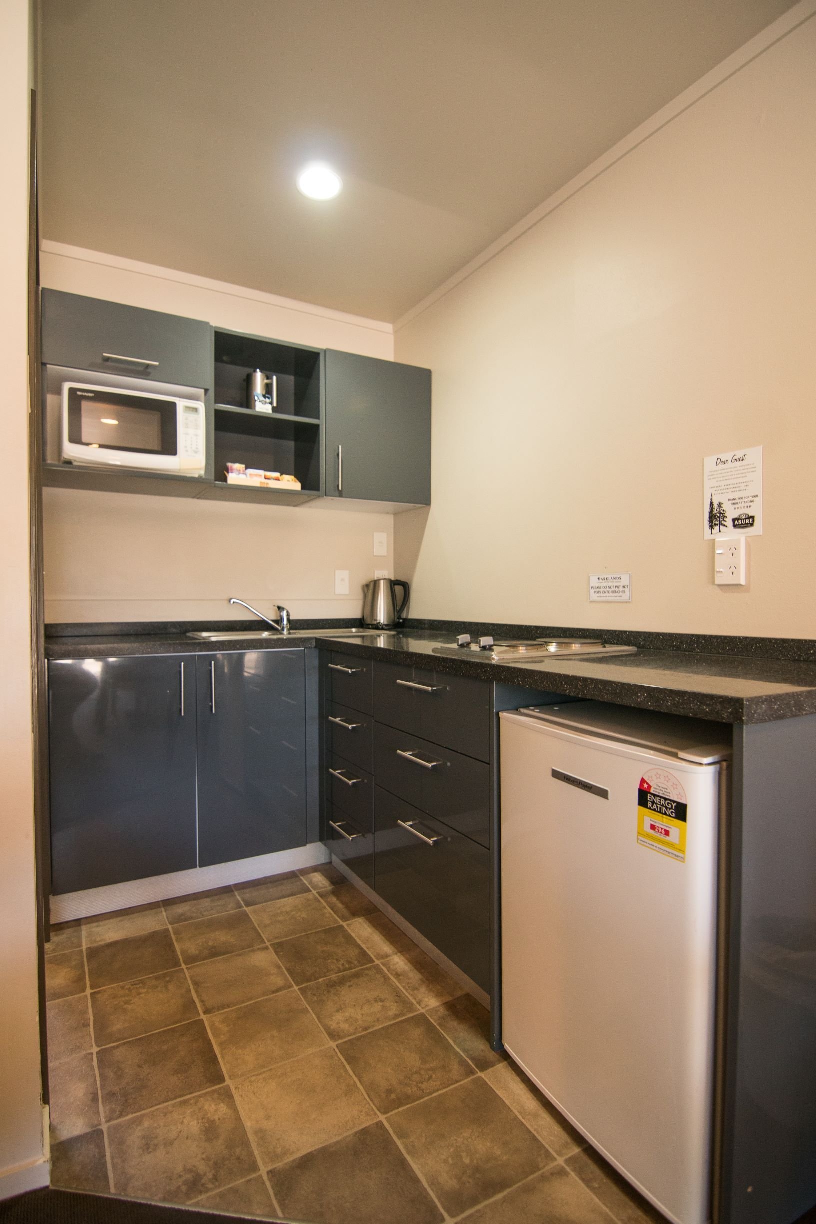 PARKLANDS MOTORLODGE-guestroom-Standard One bedroom suite.jpg
