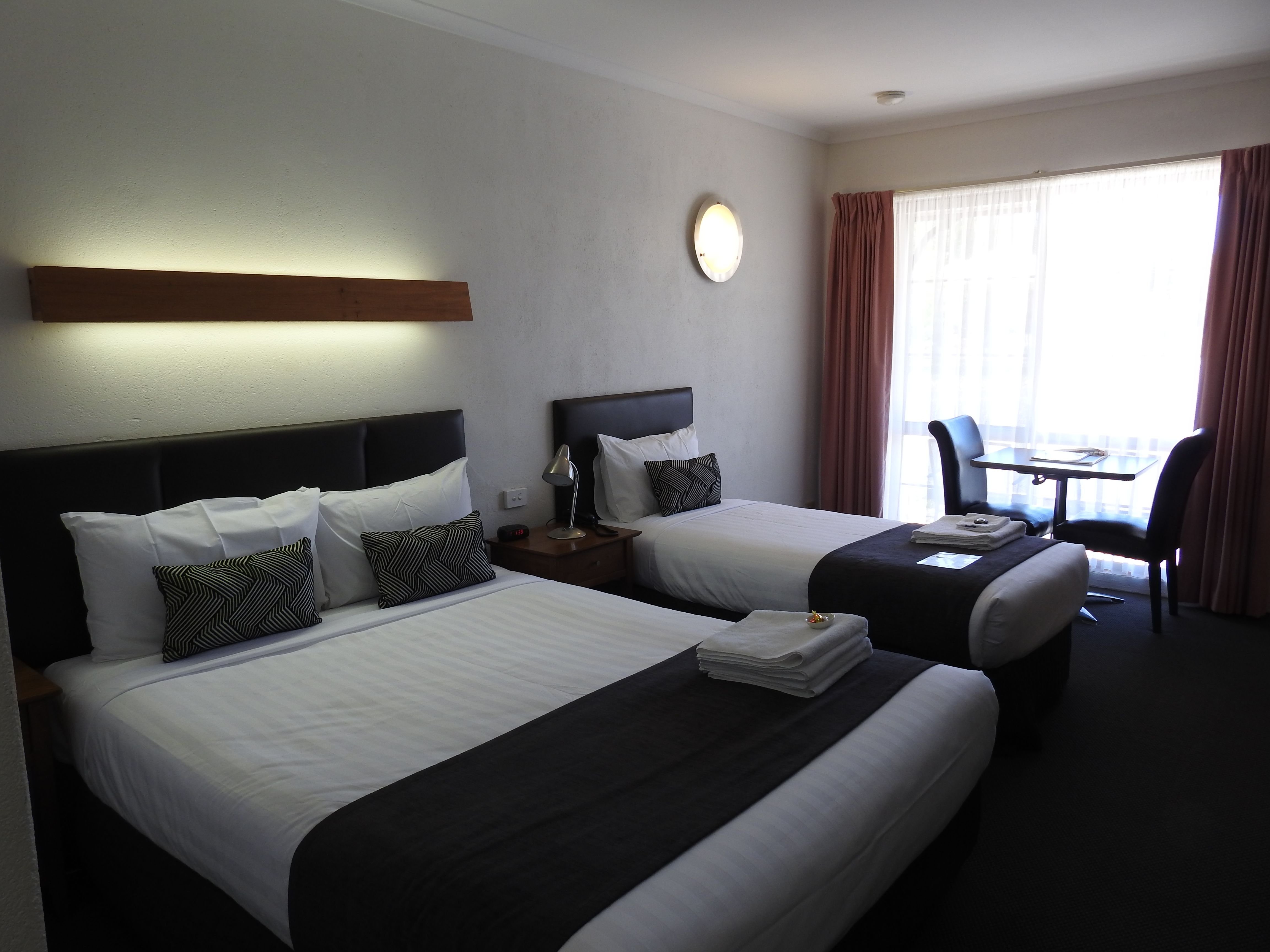 WINE VILLAGE MOTOR INN-guestroom-Queen Twin Room.jpg