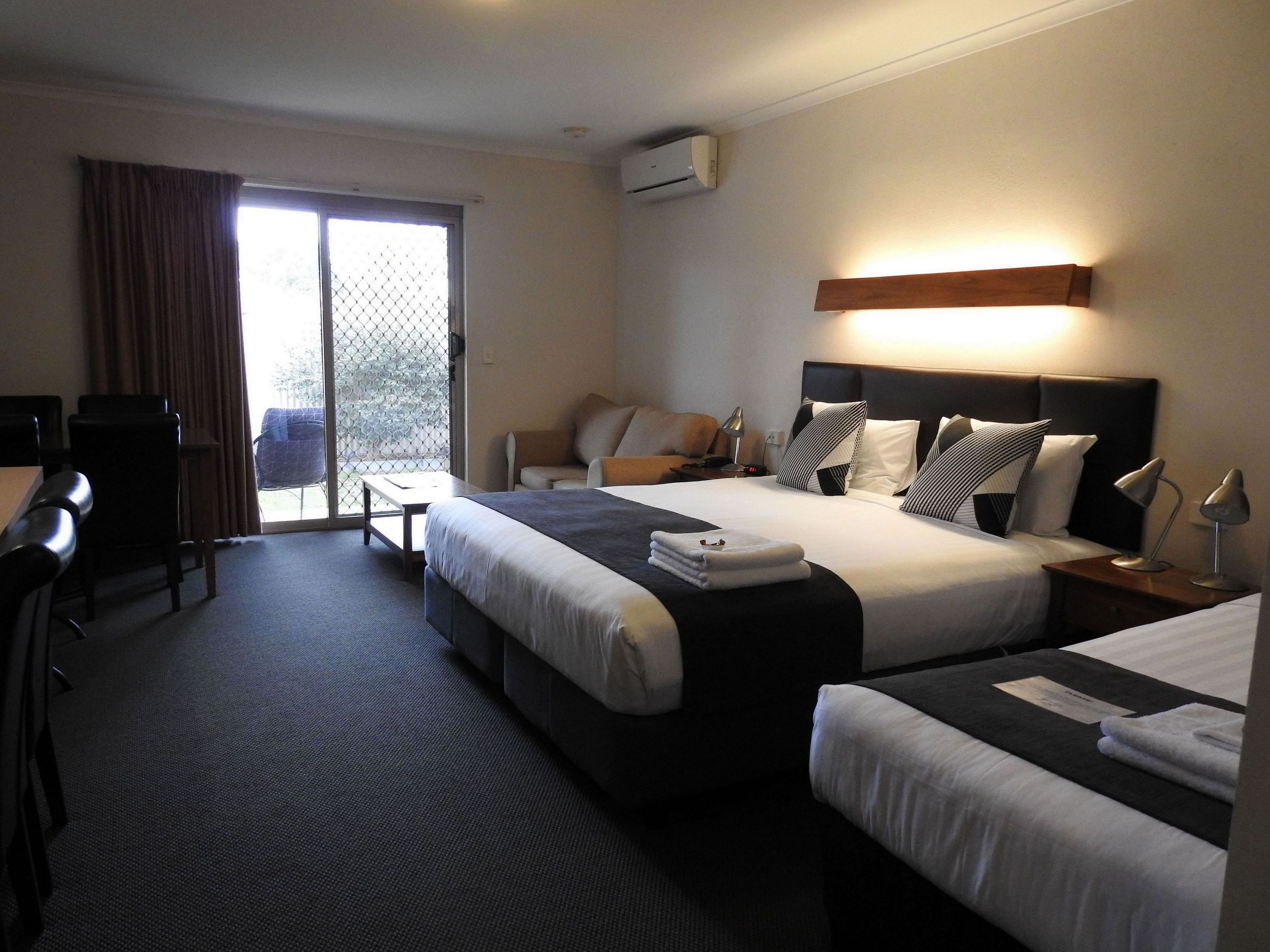 WINE VILLAGE MOTOR INN-guestroom-Suite with Private Courtyard.jpg