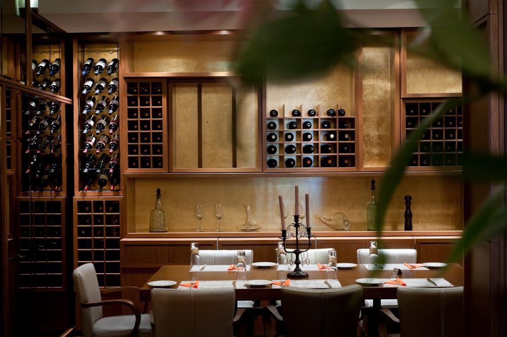 Electra Hotel in Trip Canvas