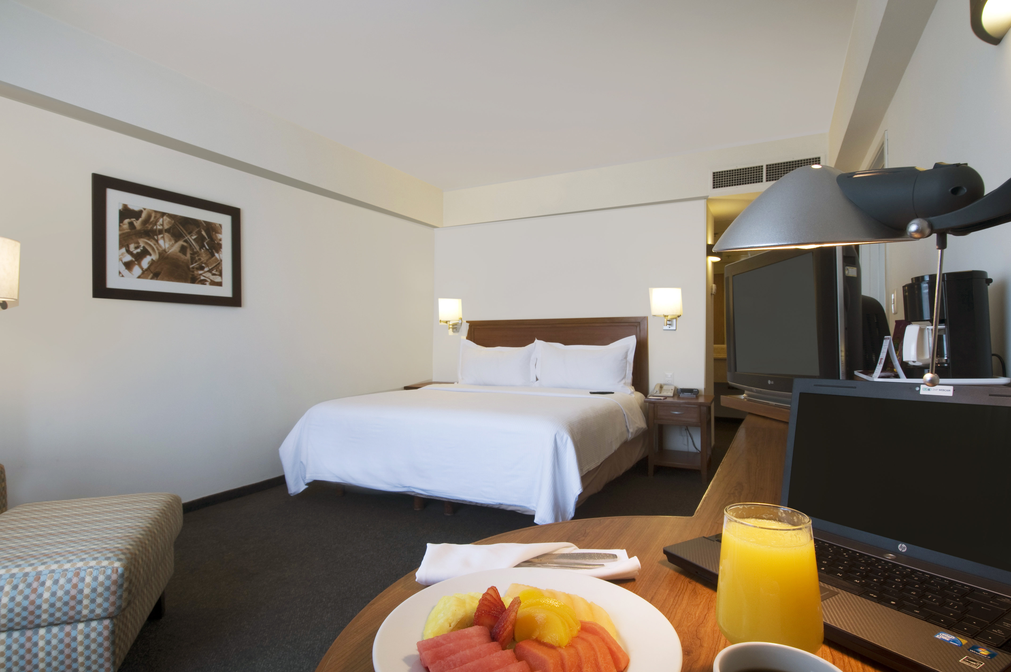 FI Express Puebla Finsa-guestroom-Superior Room, 1 King.jpg