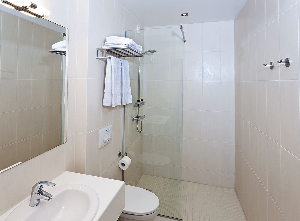 HOTEL KLETTUR-guestroom-Hotel Klettur Bathroom.jpg