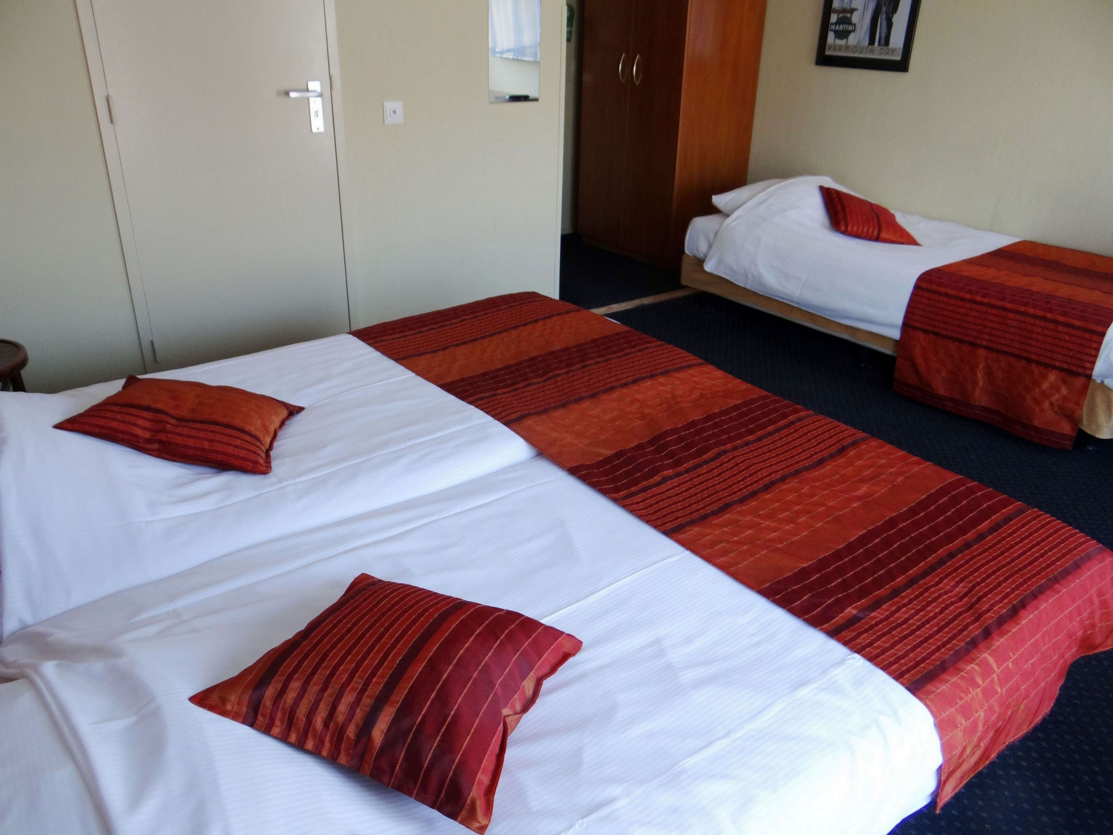 MARTINI HOTEL CENTRE-guestroom-Triple Room.jpg