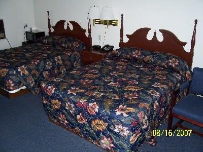 Four Oaks Lodging-guestroom-Deluxe room  double beds.jpg