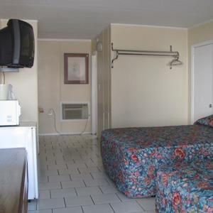 VANCOUVER MOTEL-guestroom-Poolside  Queens.jpg