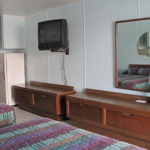VANCOUVER MOTEL-guestroom-Poolside Kitchen  Queens.jpg