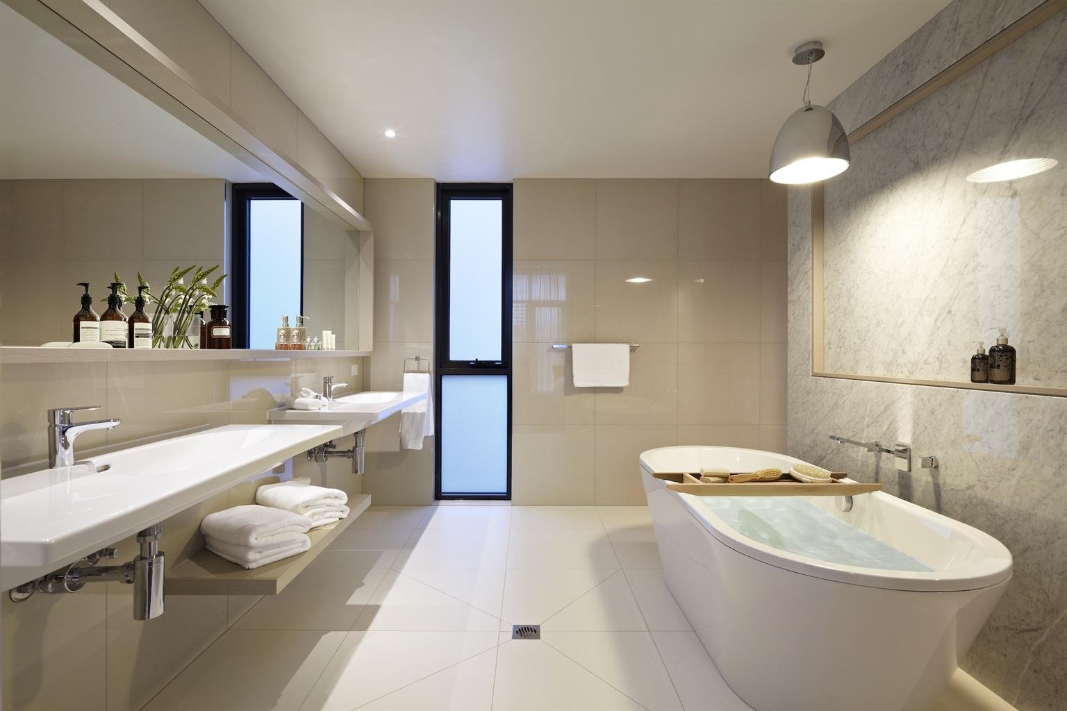 Quarters at Flinders Hotel-guestroom-Bathroom.jpg