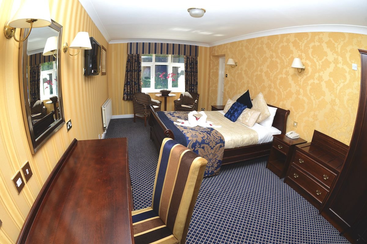 Buckatree Hall-guestroom-Feature Room – Sleigh Bed.jpg