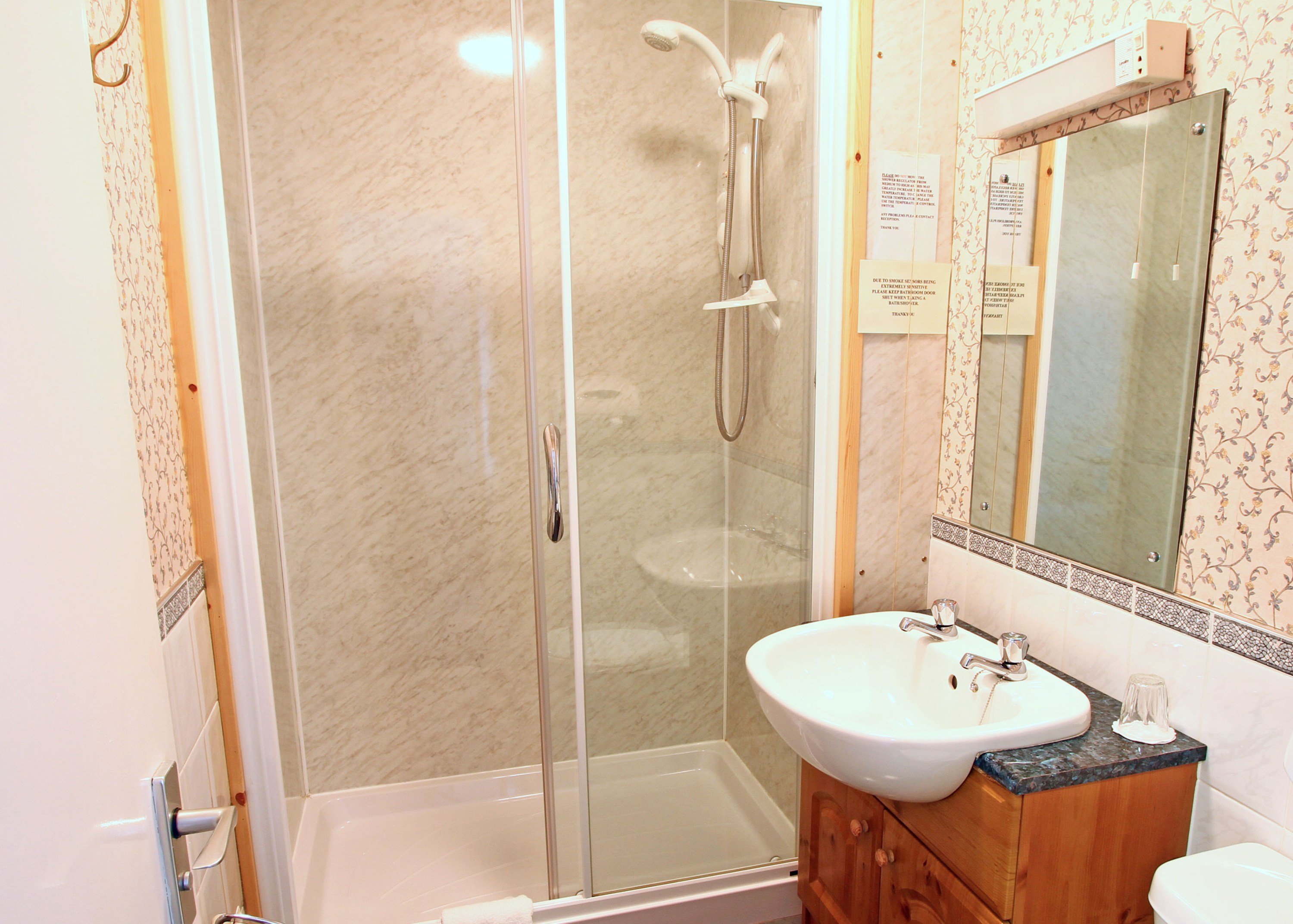 Pentland Hotel-guestroom-Bathroom.jpg