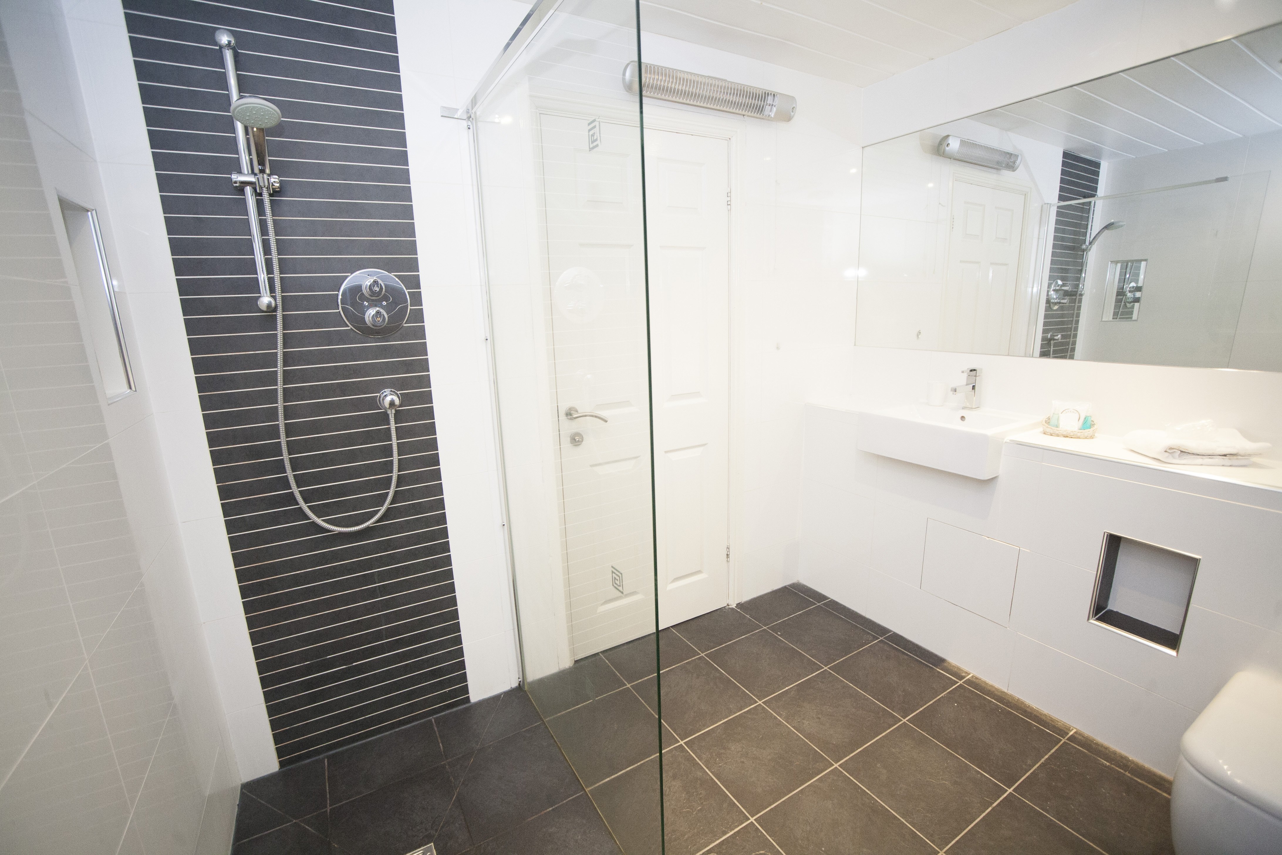 The White Swan Hotel-guestroom-Superior Bathroom.jpg