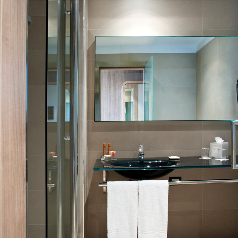 T HOTEL LAMEZIA-guestroom-Bathroom.jpg