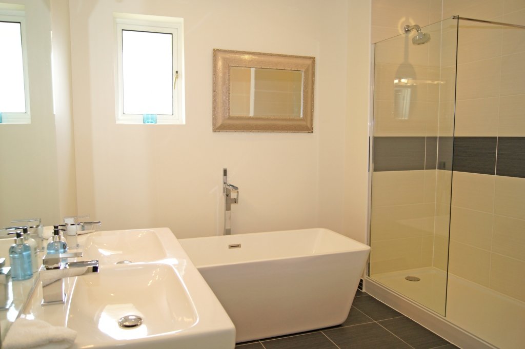 Moorland Garden Hotel-guestroom-Deluxe Junior Suite Bathroom.jpg
