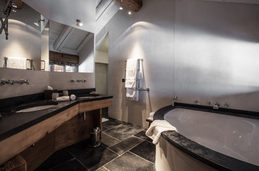 LE CHALET-guestroom-Bathroom.jpg