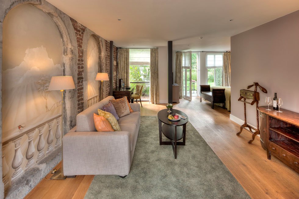 KASTEEL TERWORM-guestroom-Senior Suite.jpg
