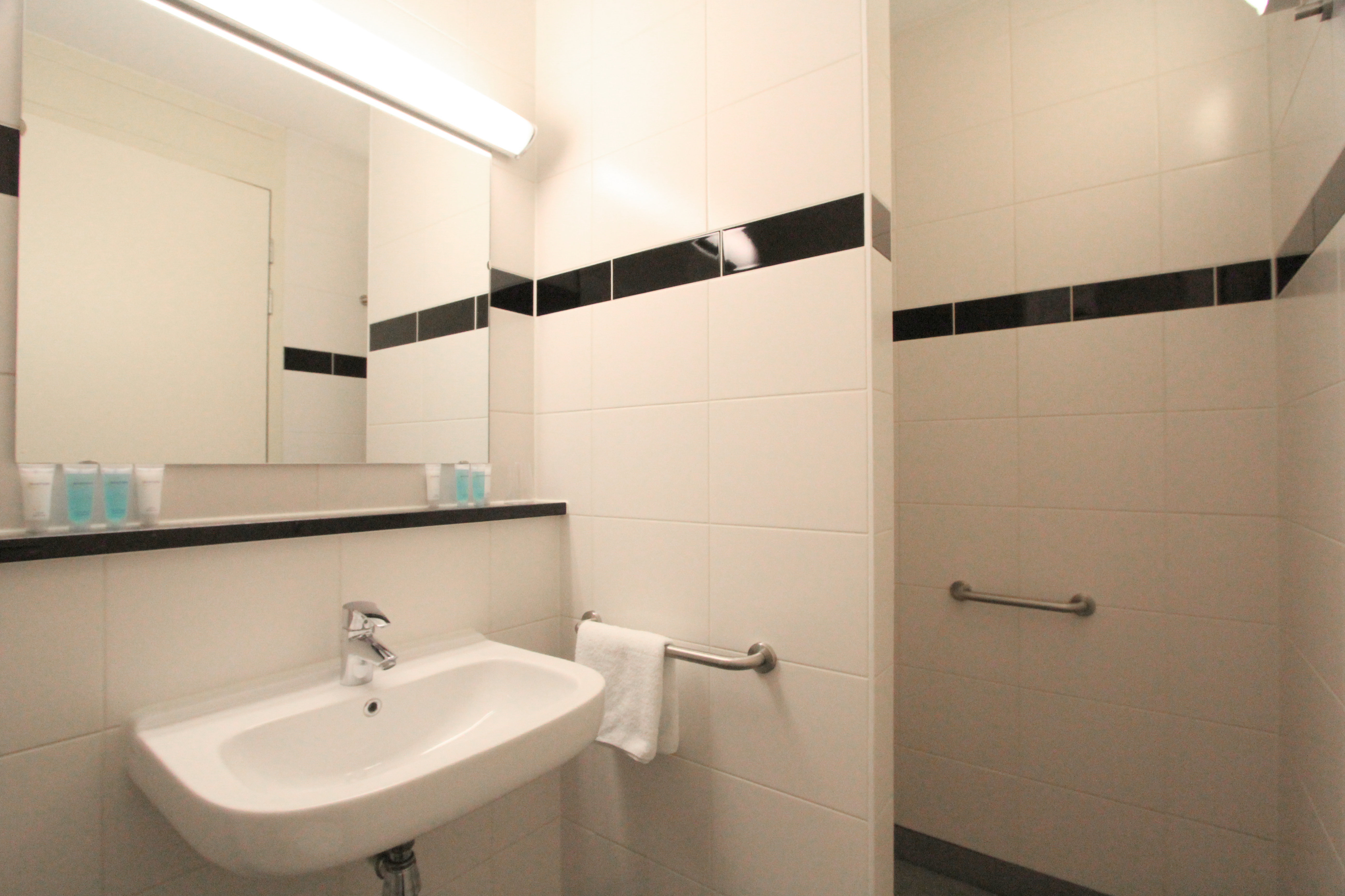 Bastion Rotterdam Zuid-guestroom-Bathroom (Deluxe Room).jpg