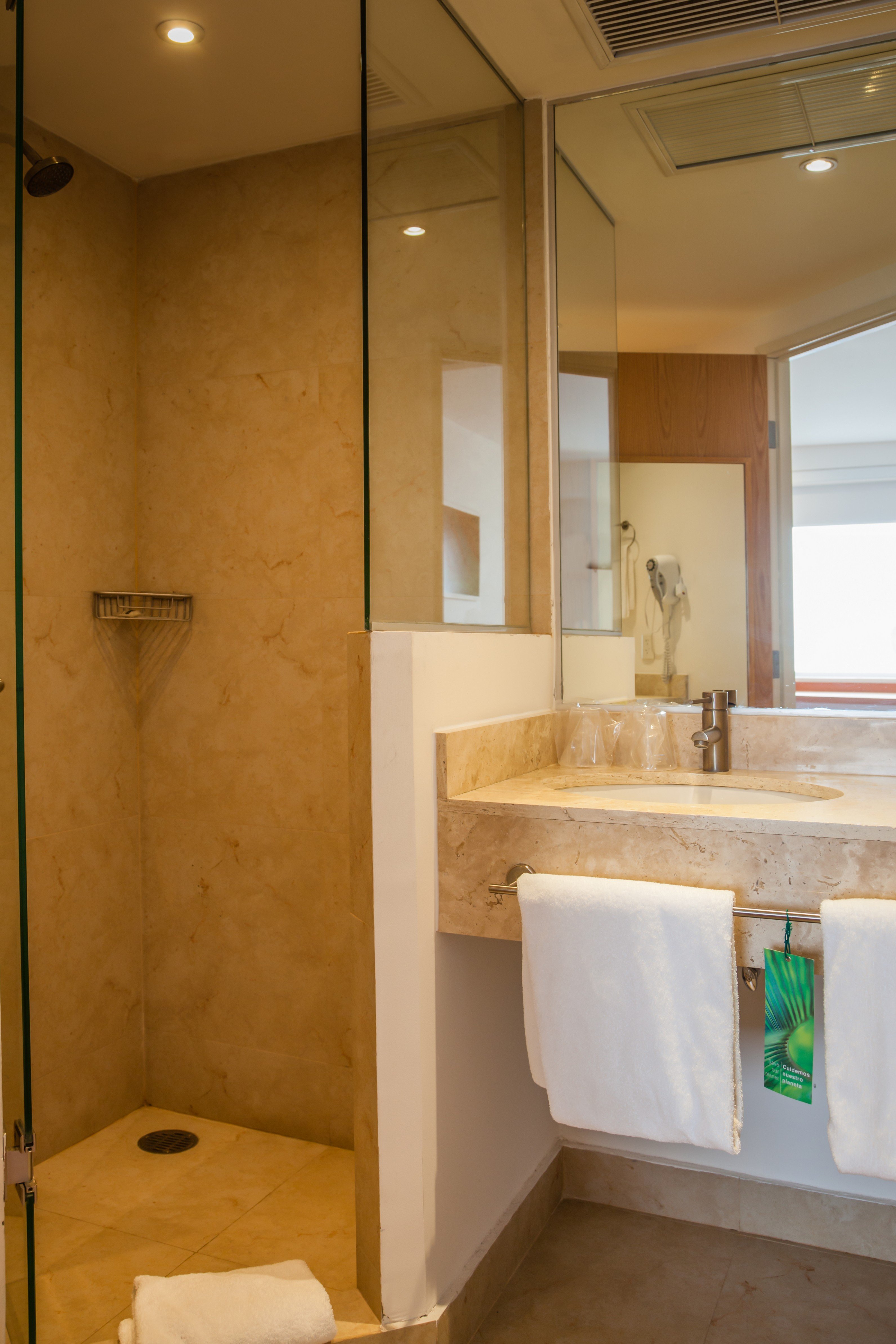 ONE OAXACA CENTRO-guestroom-Bathroom.jpg