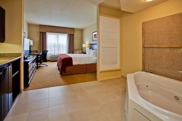 Our Relaxing King Jacuzzi Suite