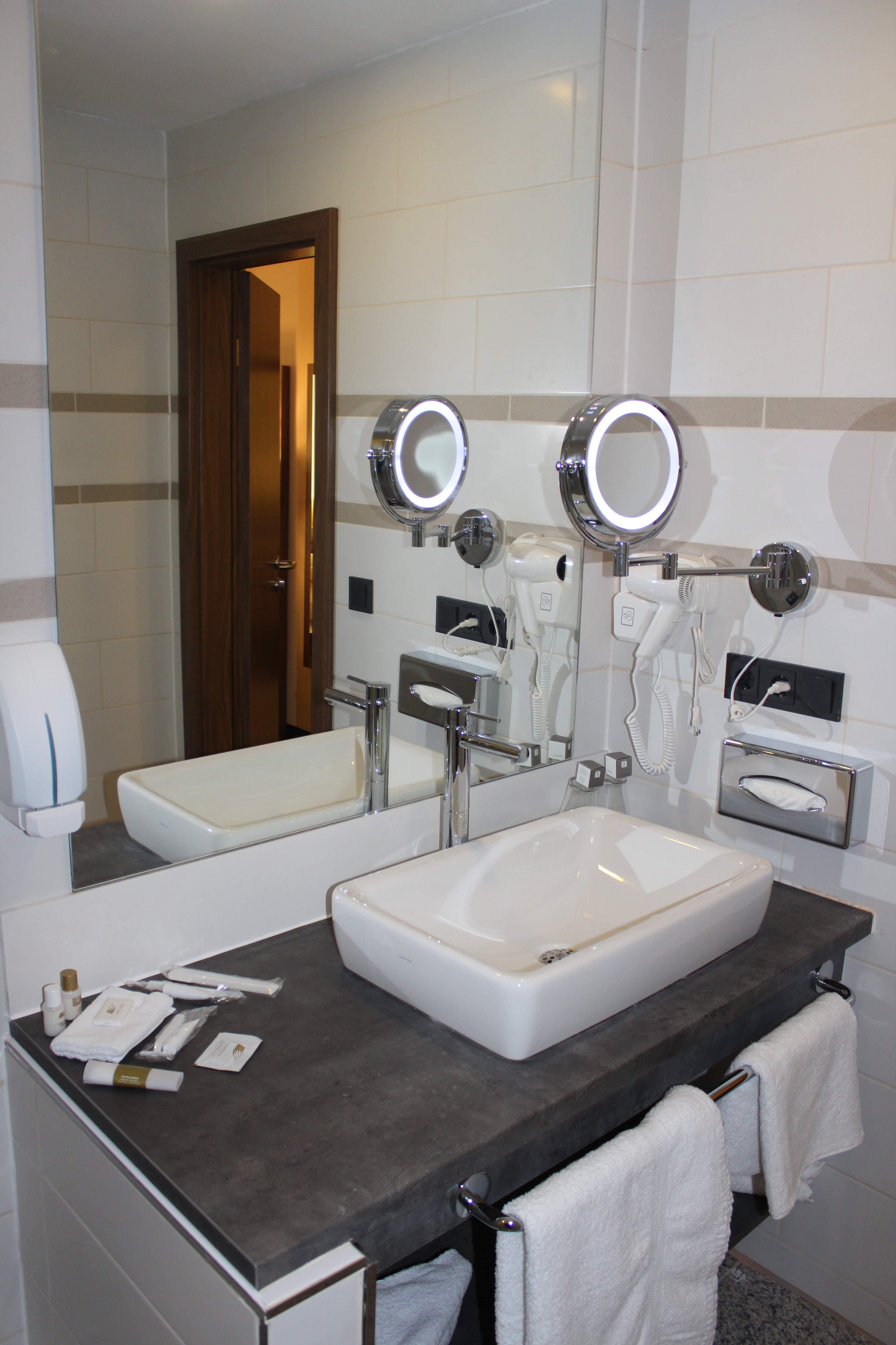 GRAND HOTEL EMPIRE-guestroom-Bathroom.jpg