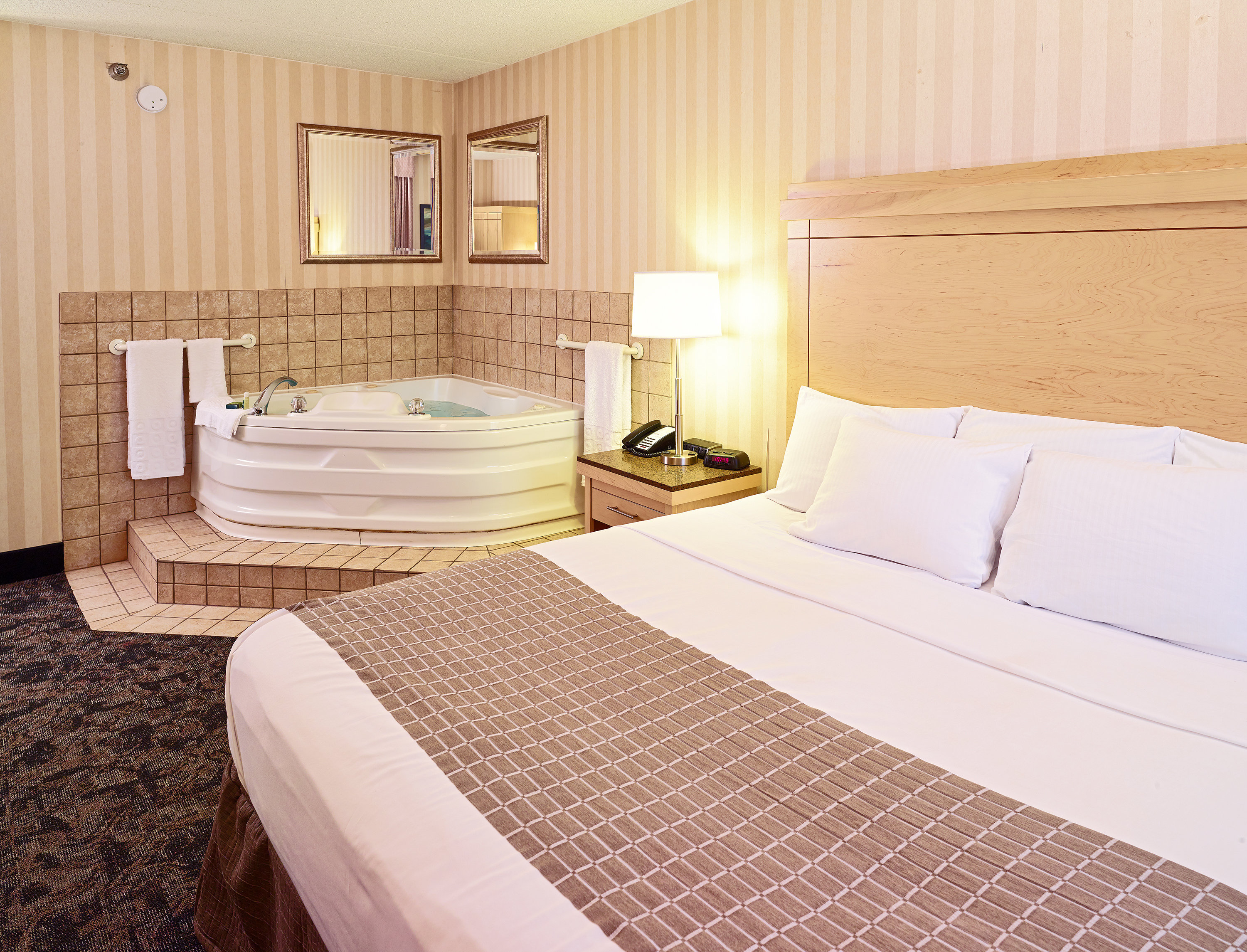 LIVINN HOTEL CINCINNATI NORTH SHARO-guestroom-Whirlpool Suite.jpg