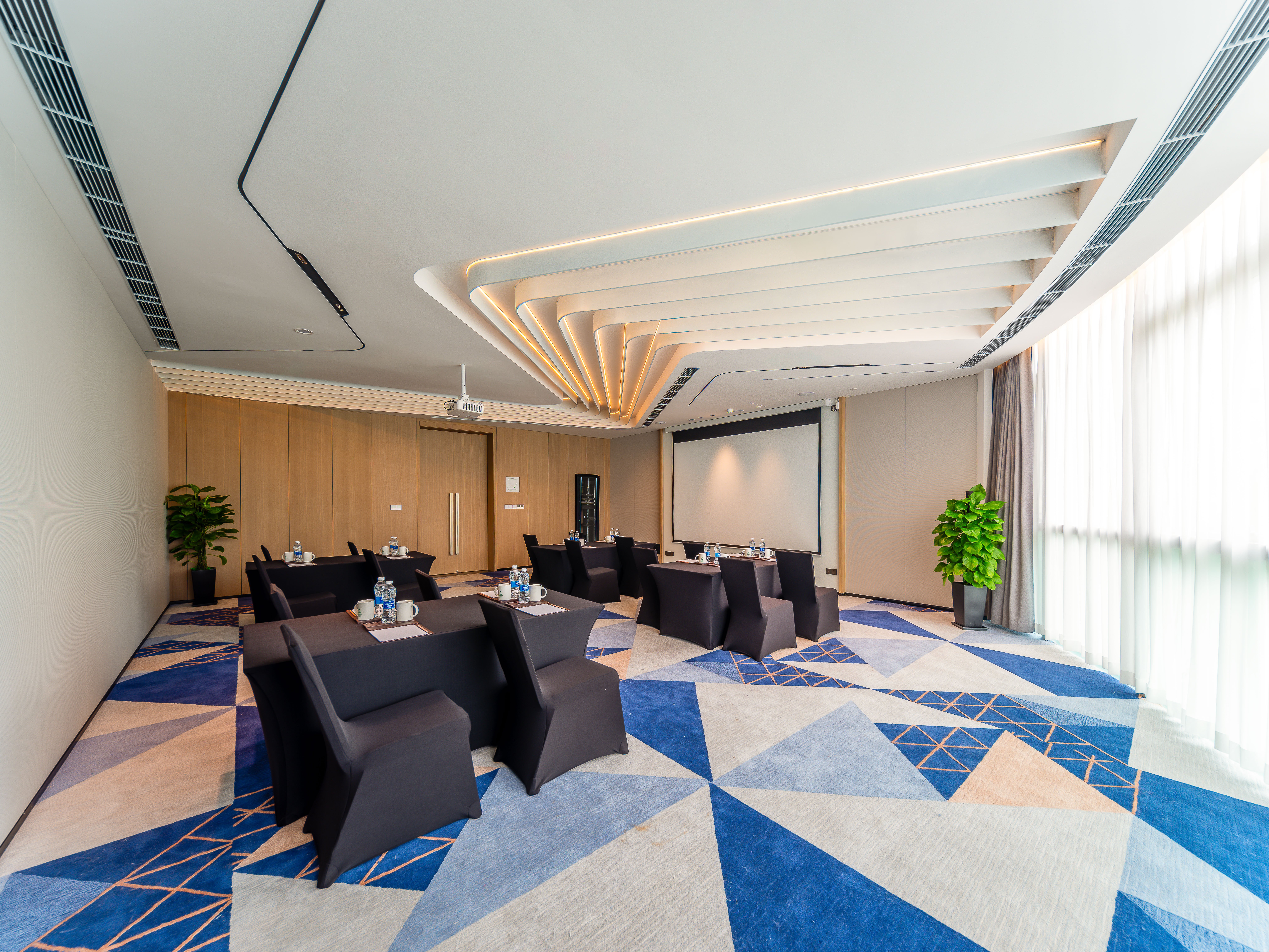 HOLIDAY INN DATA VALLEY BY IHG-guestroom-Break-out Room.jpg