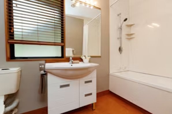 Fitzherbert Castle Motel-guestroom-King Studio Bathroom.jpg