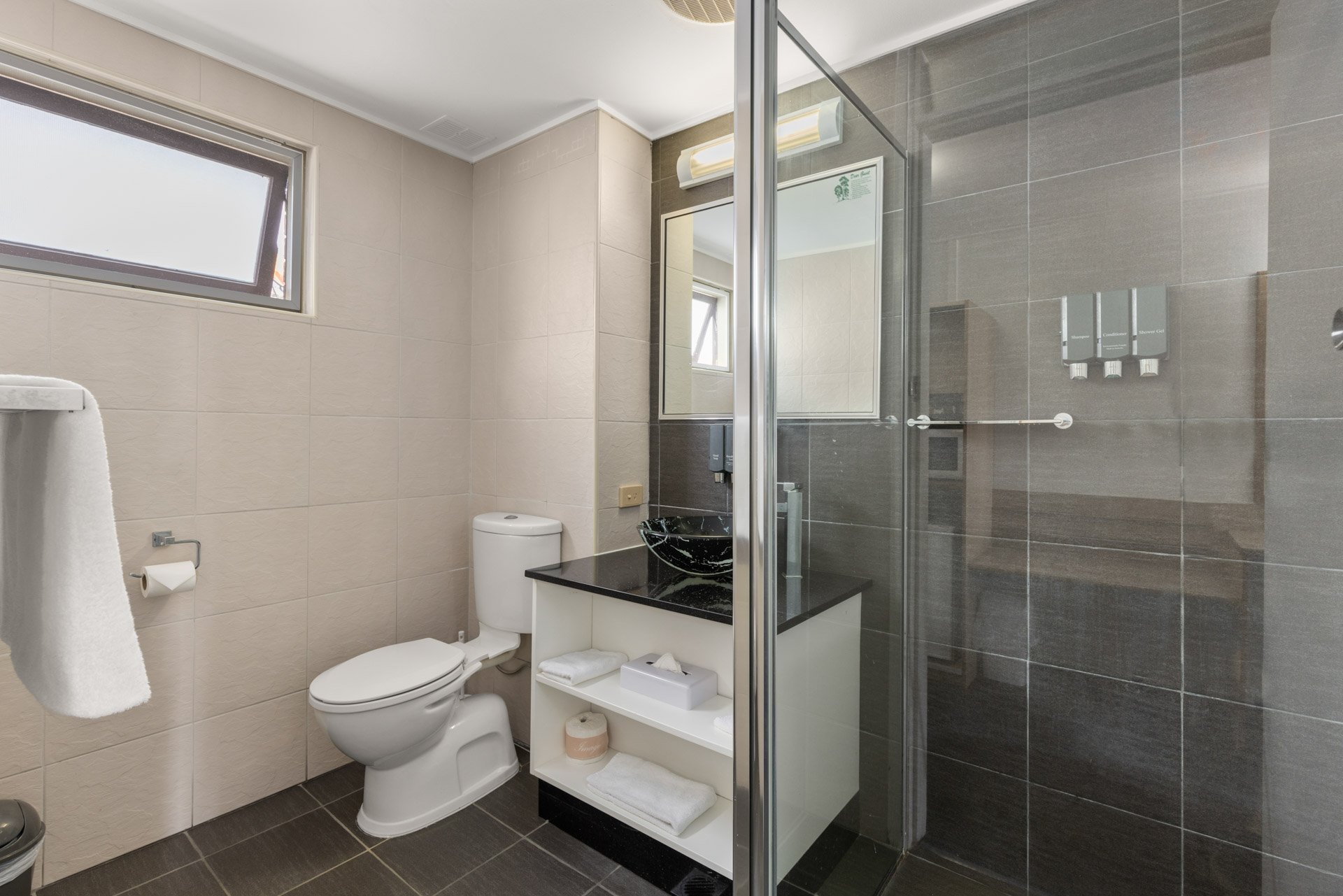 ZEBRA MOTEL COFFS HARBOUR-guestroom-Executive Queen Bathroom.jpg