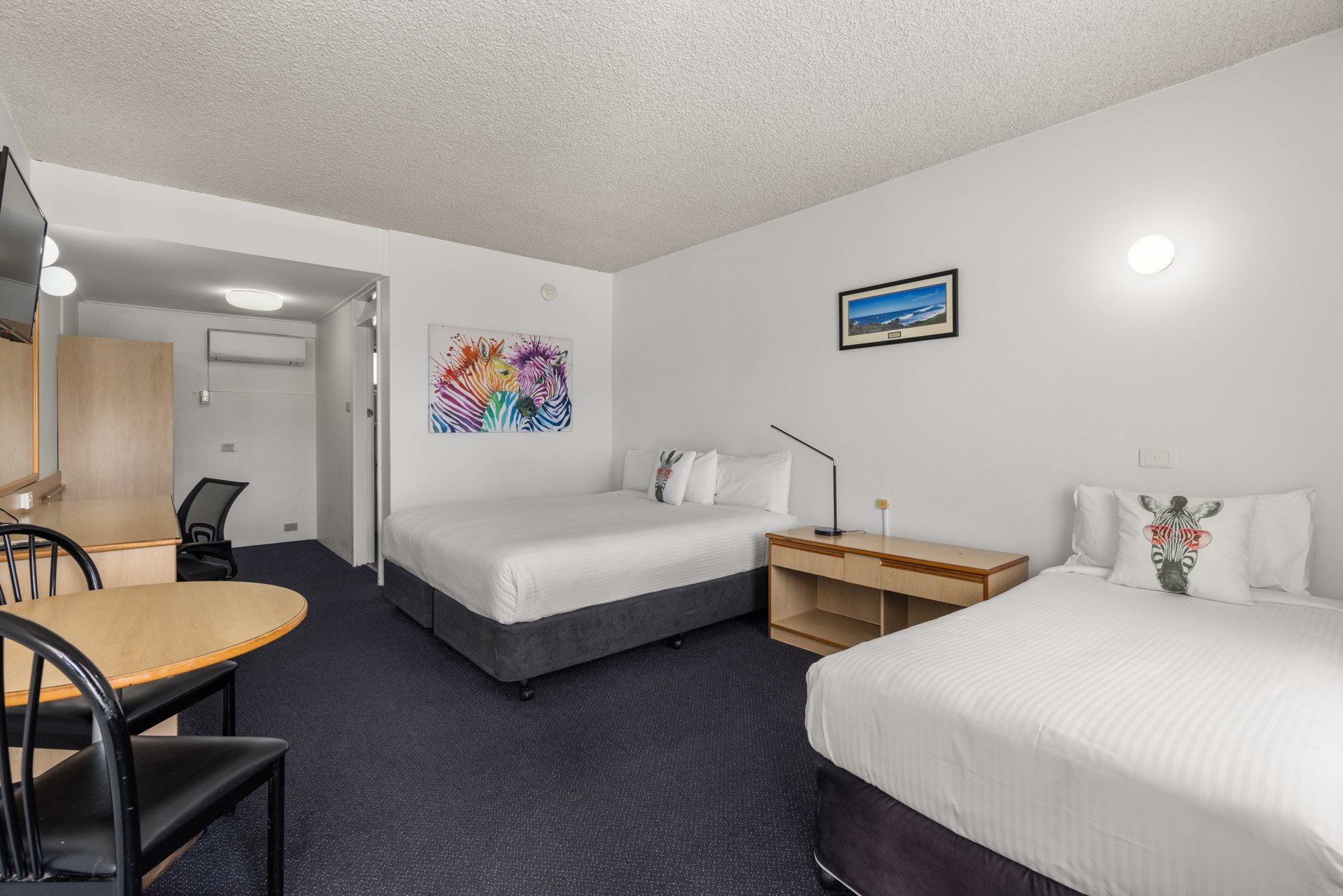 ZEBRA MOTEL COFFS HARBOUR-guestroom-Executive Queen.jpg