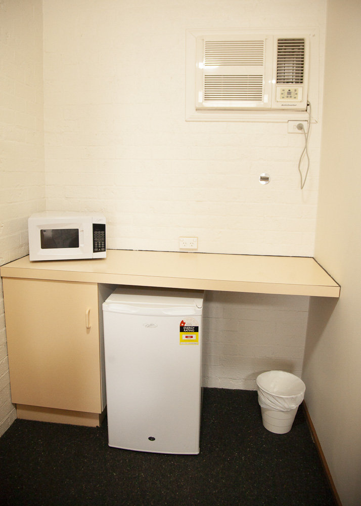 BEGA DOWNS MOTOR INN-guestroom-Queen Kitchen.jpg