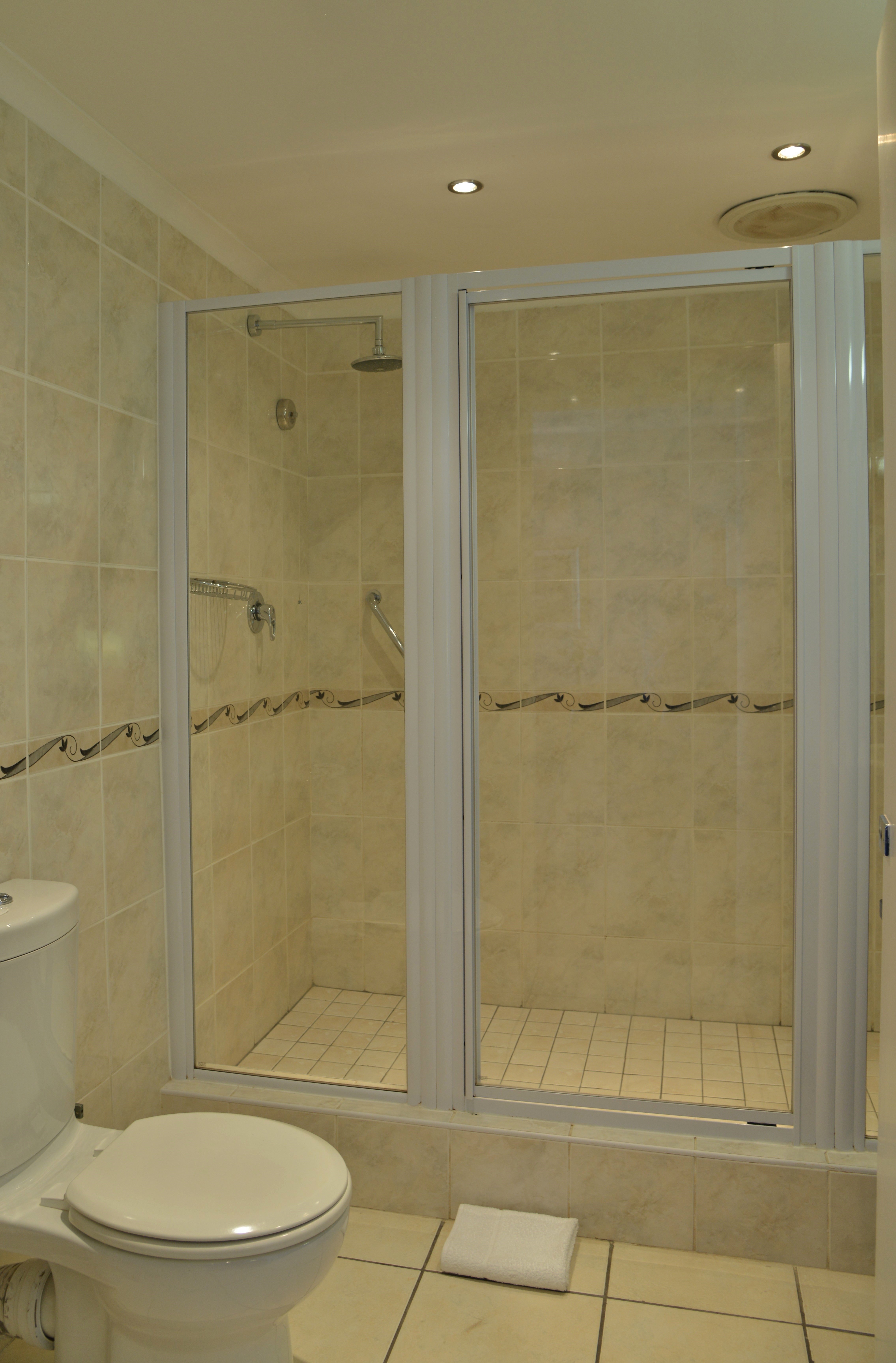 Cumberland Hotel Worcester-guestroom-Bathroom.jpg
