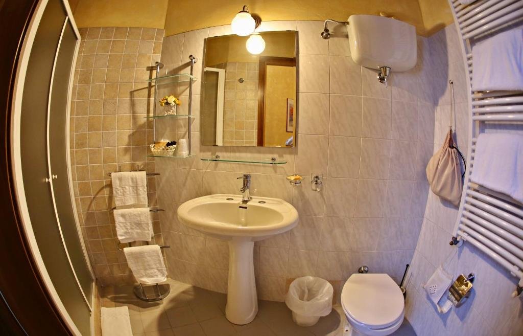 HOTEL ITALIA CORTONA-guestroom-BATHROOM.jpg