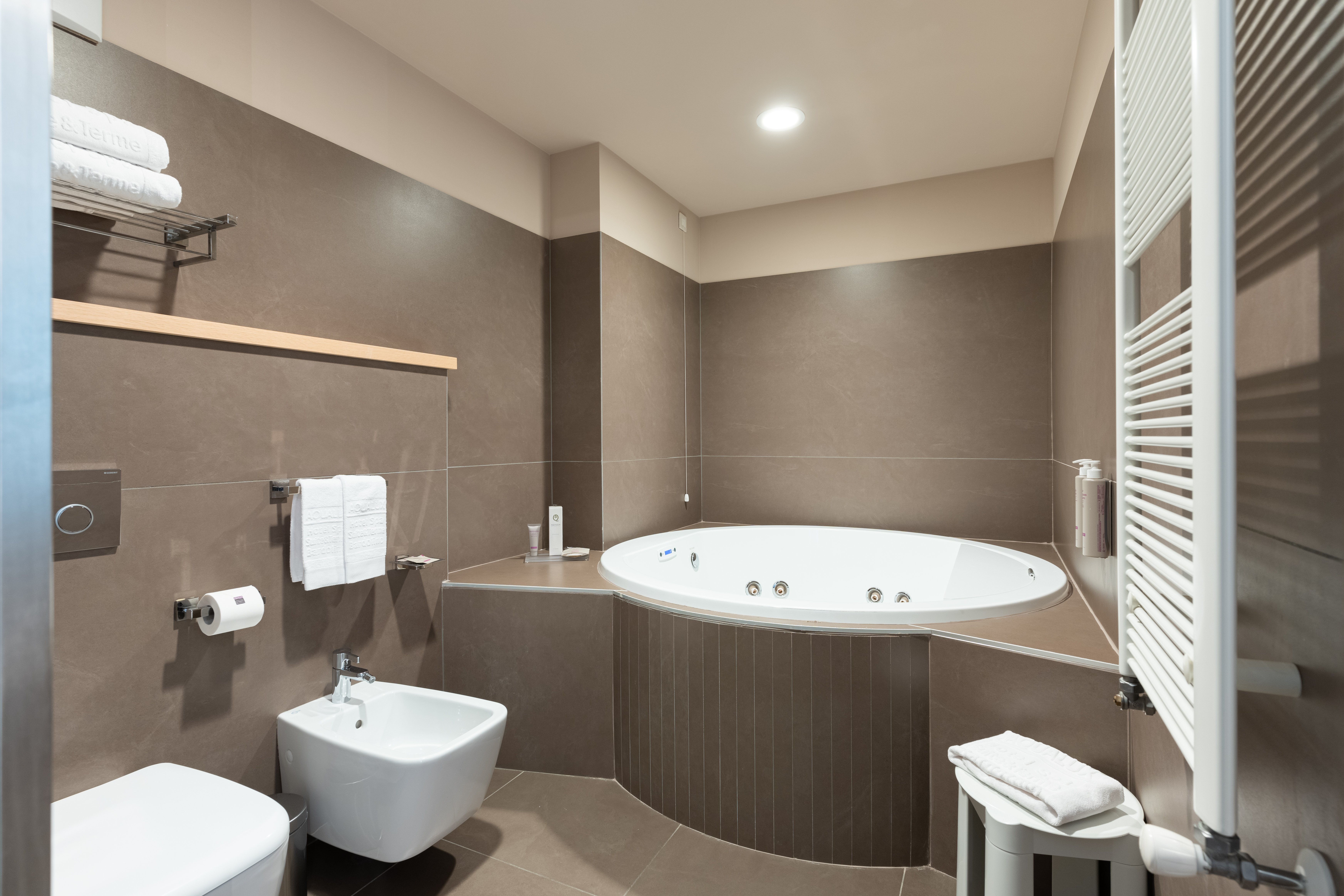 AQUALUX HOTEL SPA SUITE TERM-guestroom-AQUALUX Roundsuite Bathroom.jpg