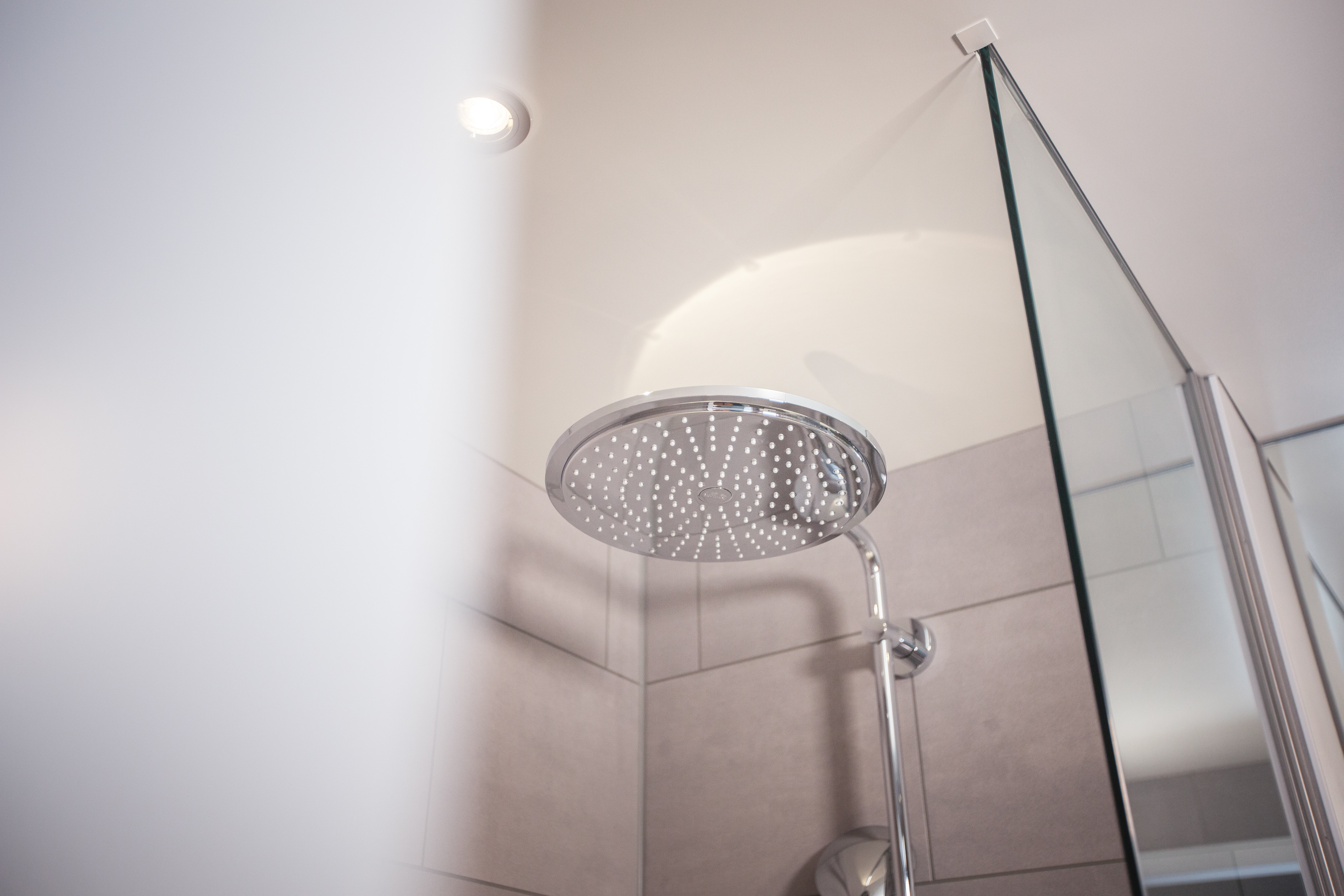 HOLIDAY INN THE NIU KETTLE VAIHINGE-guestroom-Holiday Inn – the niu, Kettle Stuttgart Vaihingen, Rain shower.jpg