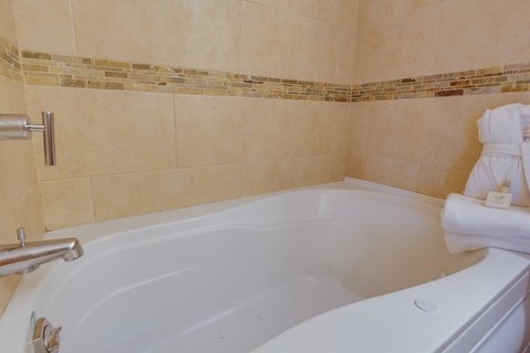 One Bedroom Luxury Suite Bath Tub