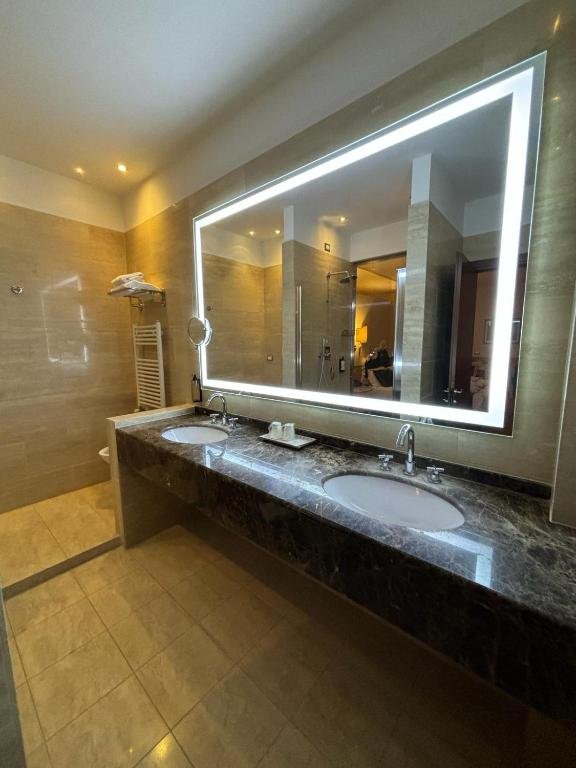 HOTEL IL GENTILUOMO-guestroom-BATHROOM.jpg
