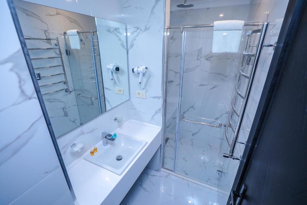 ARIUM HOTEL BAKU-guestroom-BATHROOM.jpg