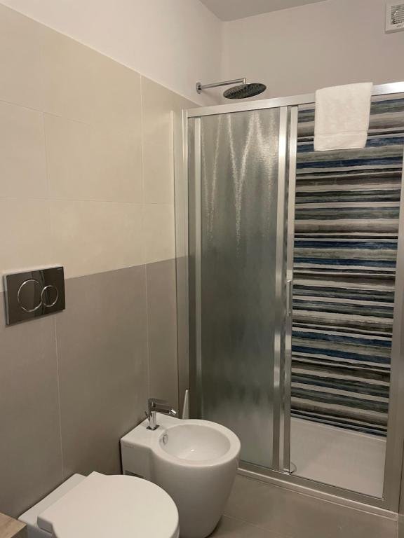 HOTEL GUERRINI-guestroom-BATHROOM.jpg