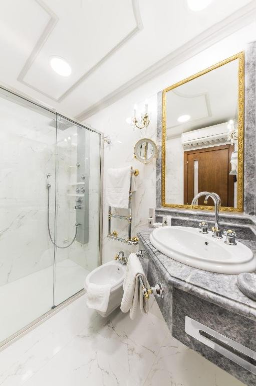 PHI HOTEL PRINCIPE-guestroom-BATHROOM.jpg
