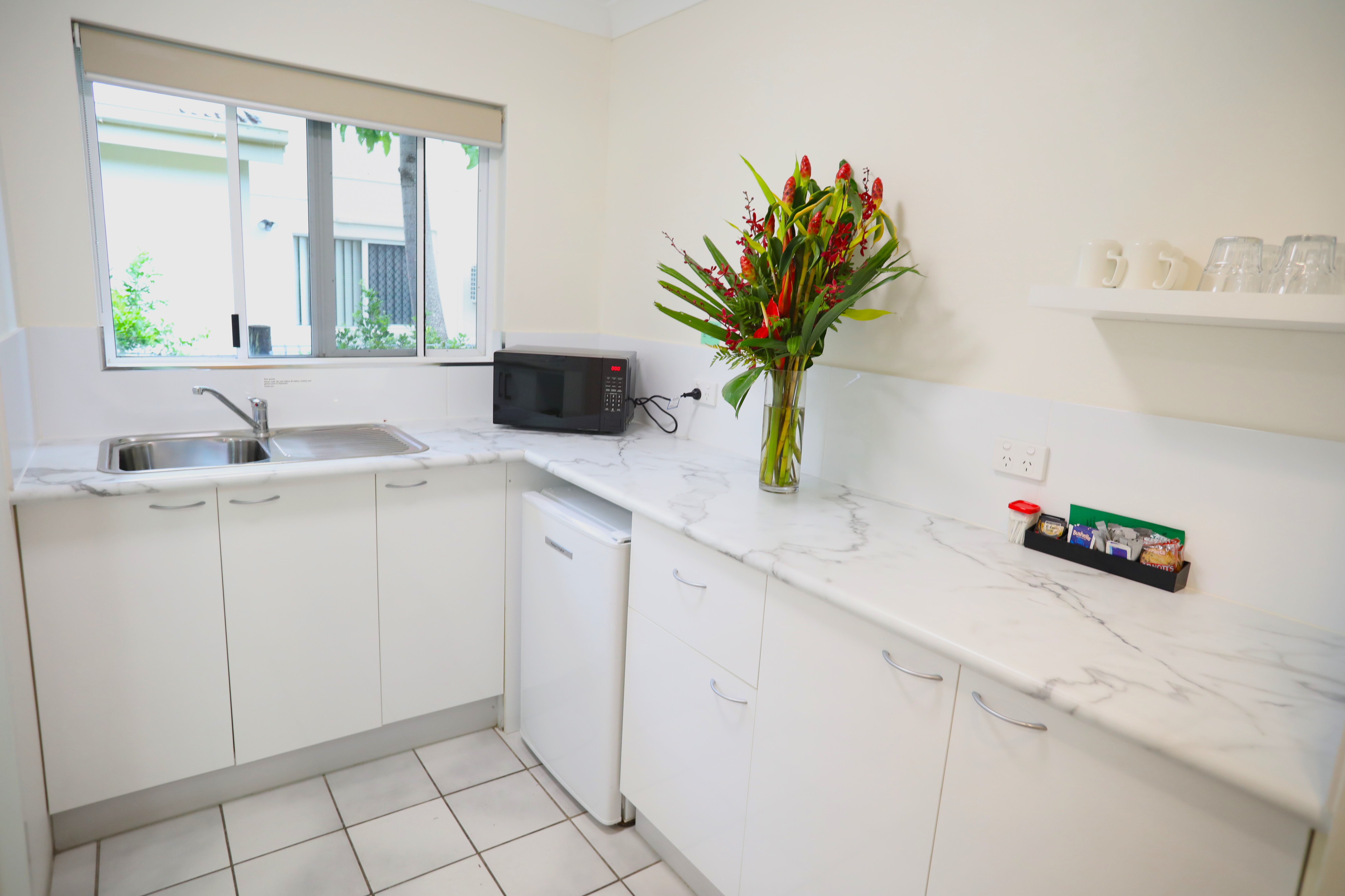 LAZY LIZARD MOTOR INN-guestroom-Kitchen.jpg