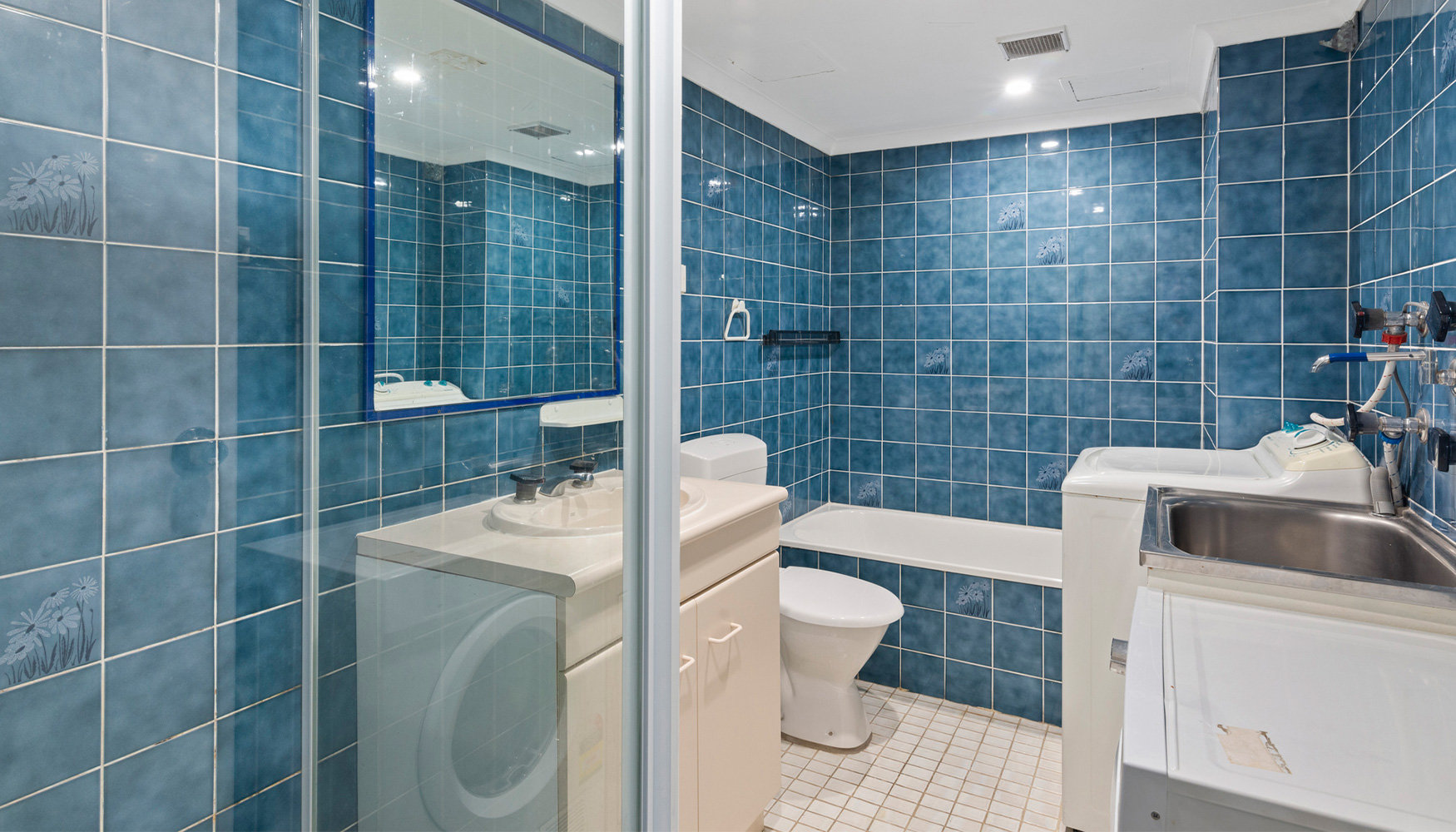 BEACHCOMBER RESORT SURFERS PARADISE-guestroom-Bathroom.jpg