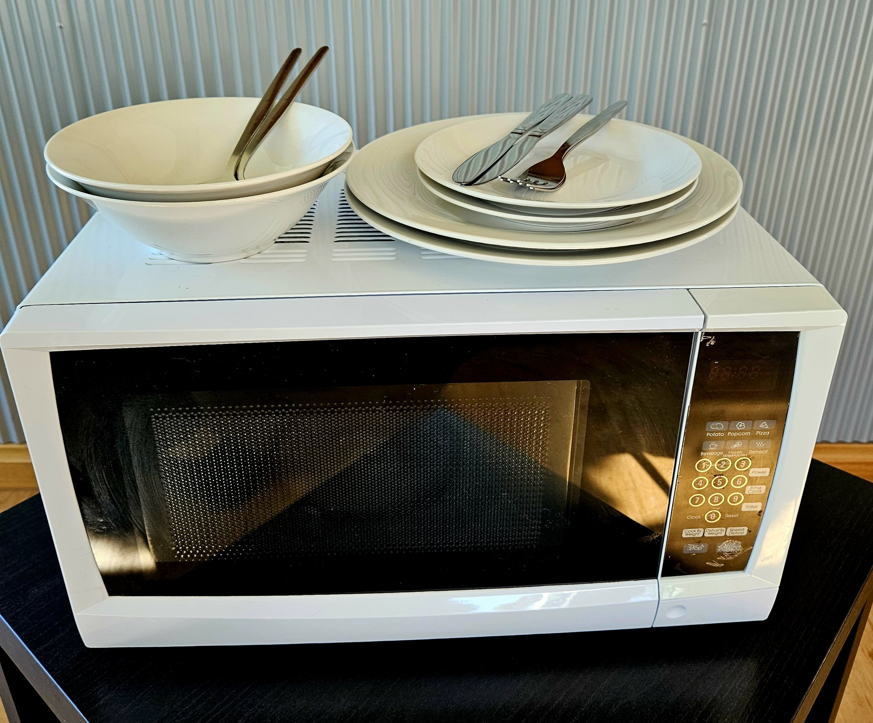 EASTGATE ON THE RANGE MOTEL-guestroom-Microwaves.jpg