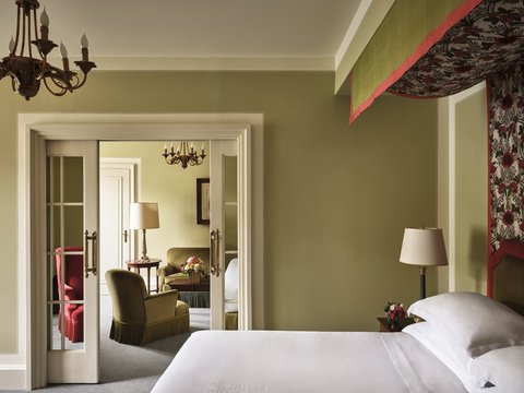 Double Deluxe Superior Bedroom And Sitting Room