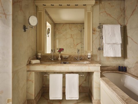Double Deluxe Superior Bathroom