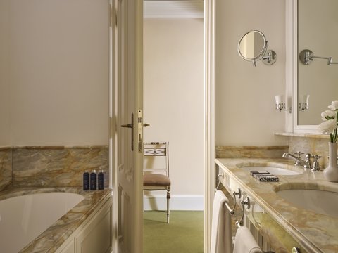 Junior Suite Exclusive Bathroom